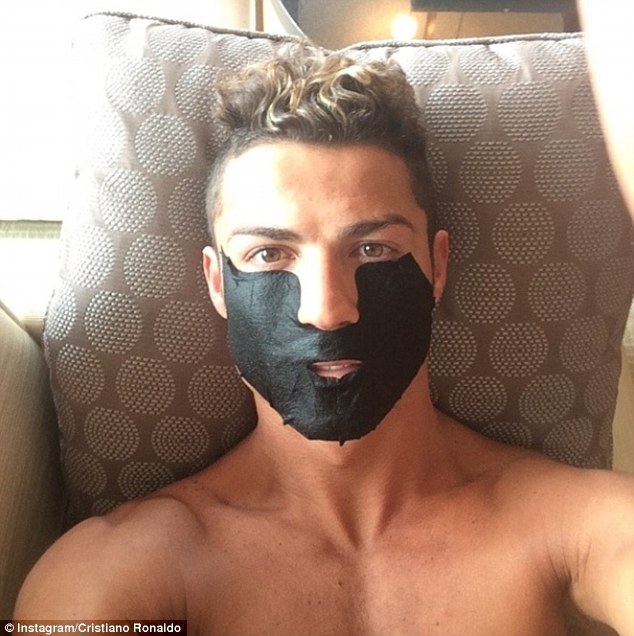 Ở nh&agrave;, Ronaldo cũng thường sử dụng sản phẩm l&agrave;m đẹp