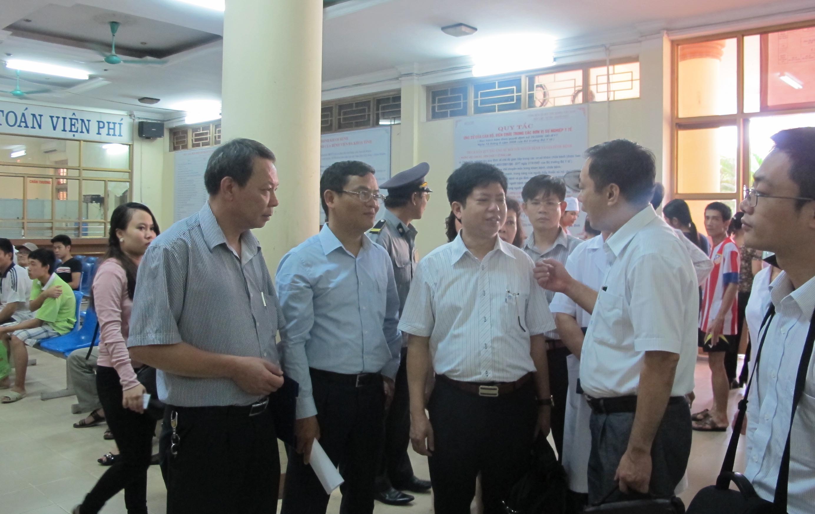 Bộ Y tế cho biết sẽ tiếp tục cải tiến c&aacute;c quy tr&igrave;nh kh&aacute;m chữa bệnh, giảm sự phiền h&agrave; cho người bệnh