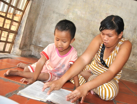 Bé 4 tuổi không biết nói, bỗng dưng biết đọc và đòi "đi"