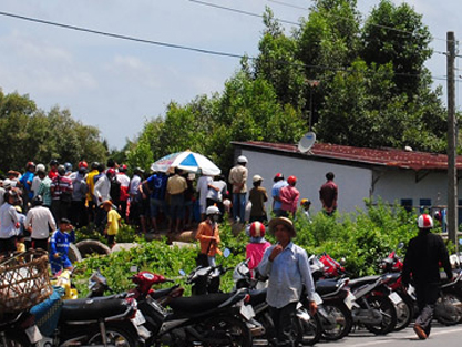 Hai học sinh lớp 10 ôm nhau treo cổ trong nhà hoang