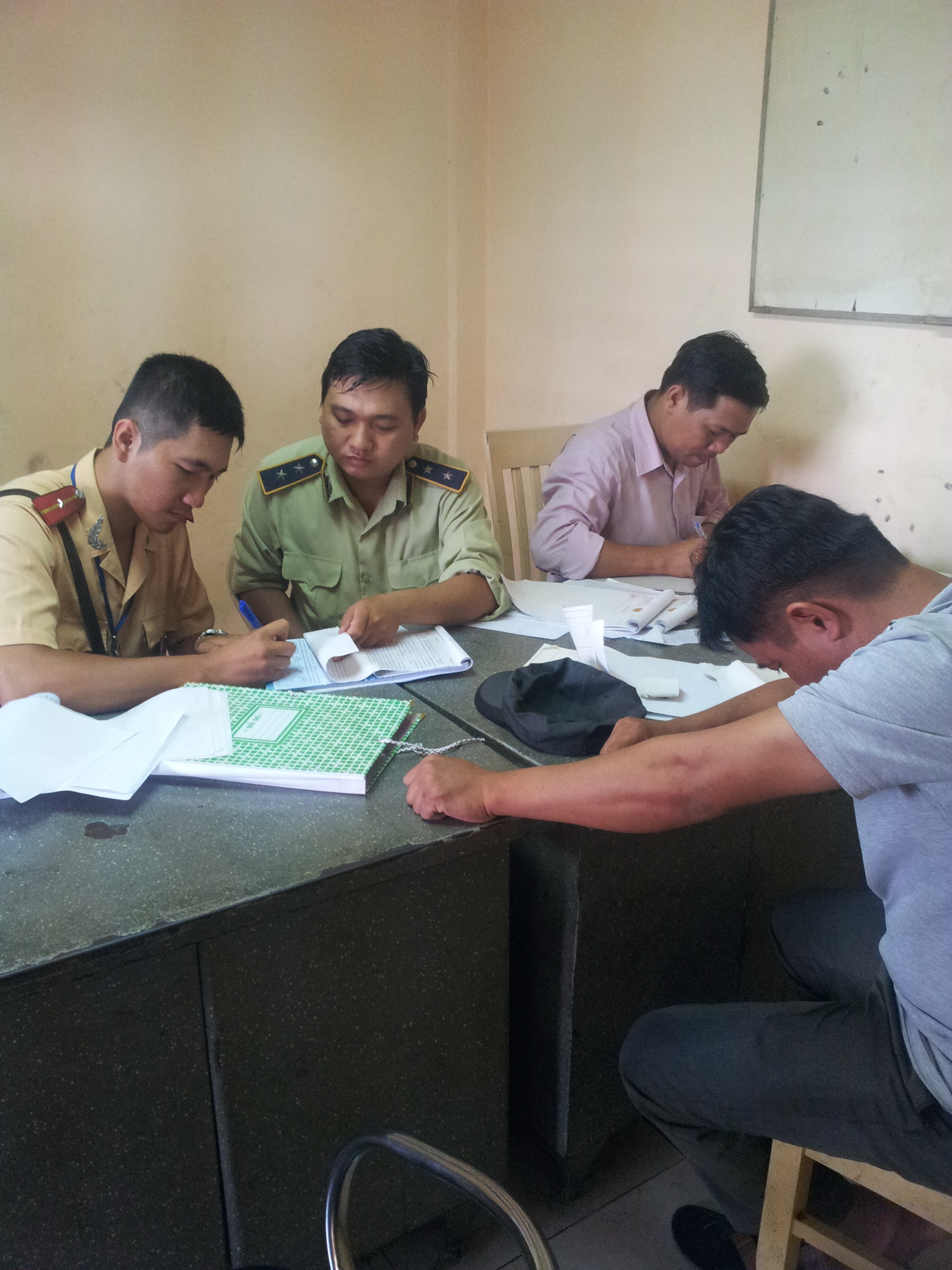 CSGT đang lập bi&ecirc;n bản vụ việc tại C&ocirc;ng an phường 1, quận 5 &ndash; TP HCM, v&agrave;o s&aacute;ng 20-9.