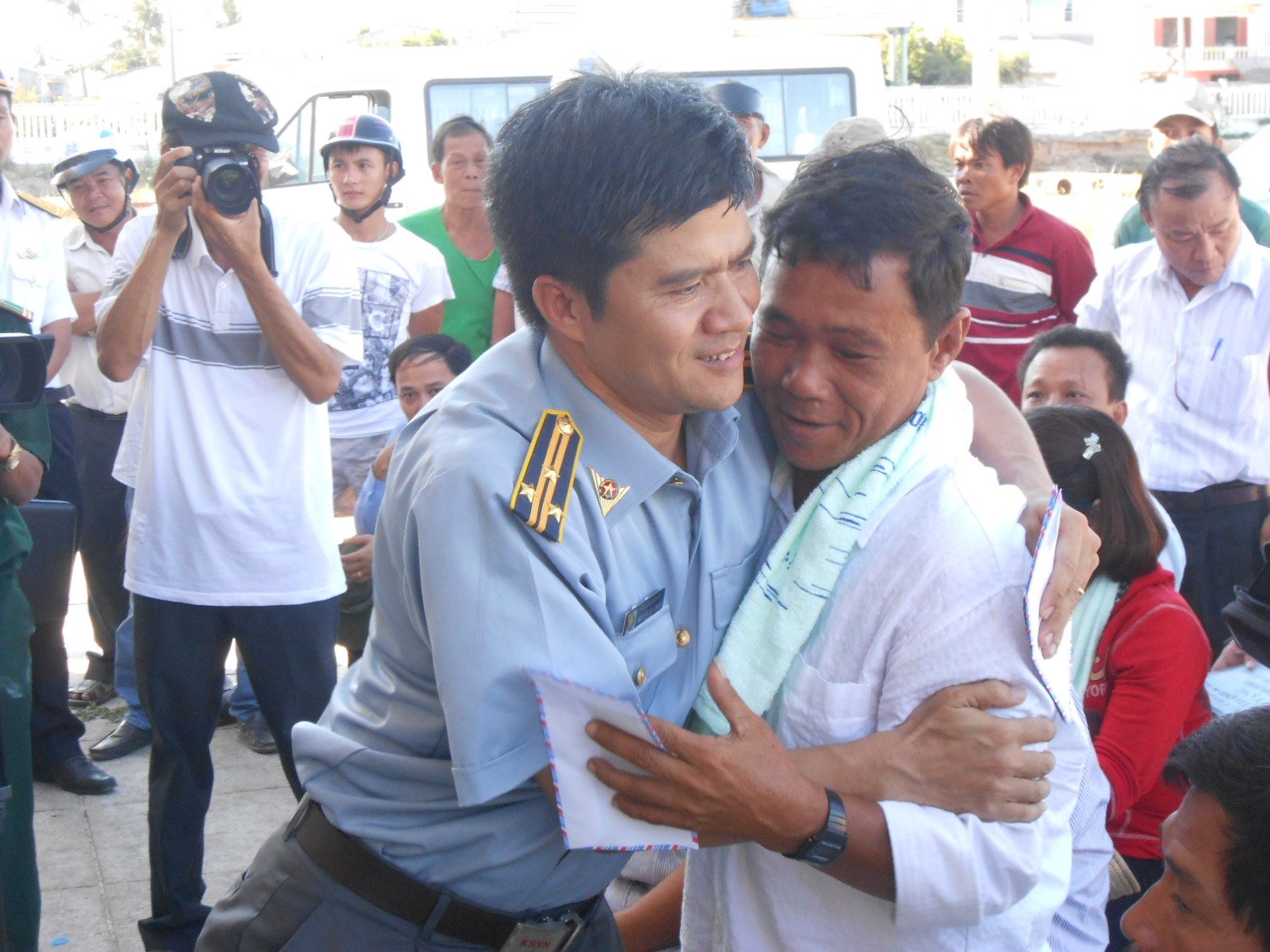 Tàu Trung Quốc đâm nát tàu cá Việt Nam: Hung hãn, vô nhân tính