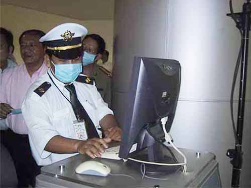 Cách ly 2 khách sốt từ Nigeria nhập cảnh sân bay Tân Sơn Nhất