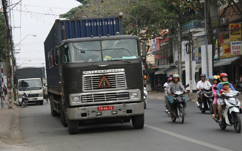 Xe container lưu th&ocirc;ng v&agrave;o đường L&ecirc; Th&aacute;i Tổ