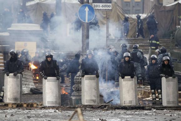 Cảnh sát trấn giữ người biểu tình Ukraine. Ảnh: Reuters