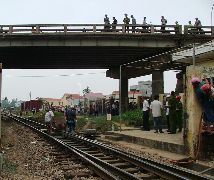 Lao vào tàu hỏa tự tử, thanh niên chết không toàn thây