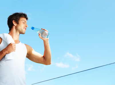 N&ecirc;n uống &iacute;t nhất một ly nước khoảng nửa giờ trước khi đi tập thể dục