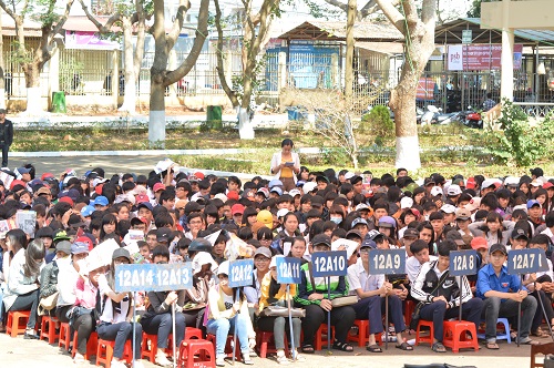 Chăm ch&uacute; nghe tư vấn dưới nắng