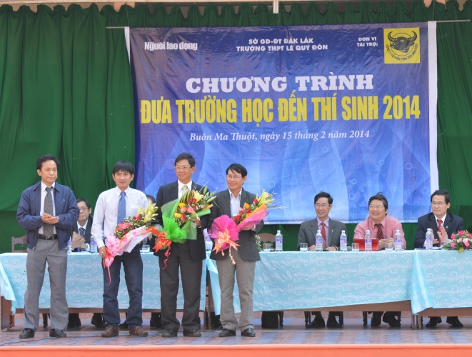 &Ocirc;ng Đỗ Danh Phương tặng hoa cho đơn vị t&agrave;i trơ v&agrave; c&aacute;c thầy c&ocirc; tham gia tư vấn