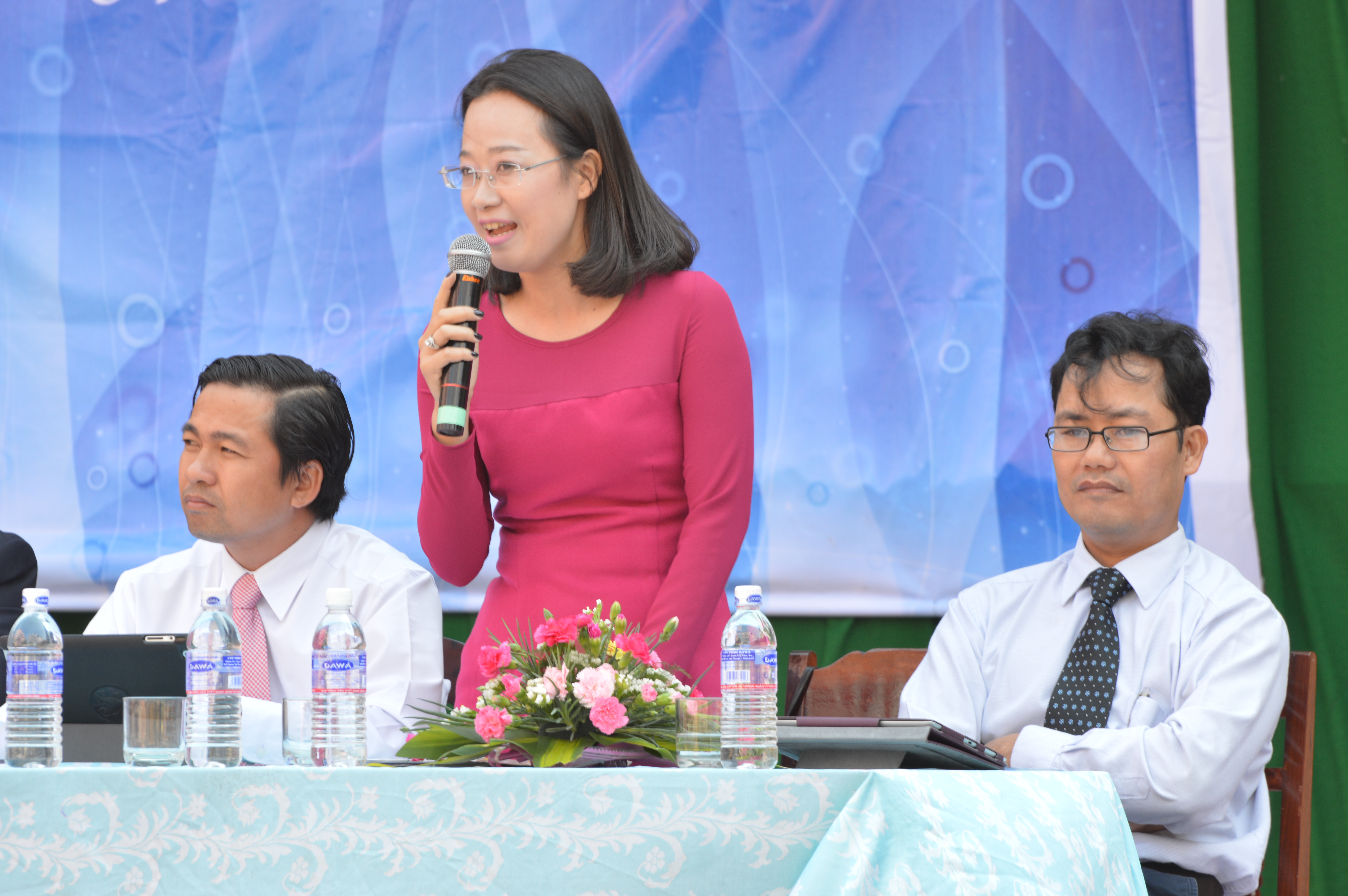 B&agrave; V&otilde; Thị Hồng Hải, đại diện Trường Quốc tế PSB tư vấn cho c&aacute;c th&iacute; sinh