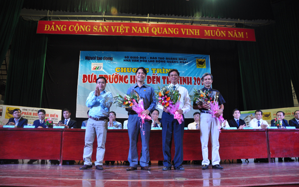 Ban tổ chức tặng hoa cho đại diện nh&agrave; t&agrave;i trợ, ban tư vấn v&agrave; Nh&agrave; Văn ho&aacute; lao động tỉnh Quảng Ng&atilde;i
