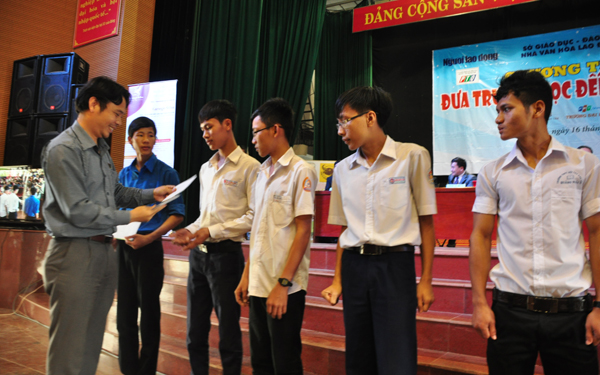 Đại diện đơn vị t&agrave;i trợ - C&ocirc;ng ty CP Ph&acirc;n b&oacute;n B&igrave;nh Điền - trao học bổng cho học sinh vượt kh&oacute; học giỏi