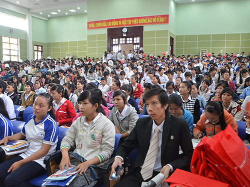 Học sinh c&aacute;c trường tr&ecirc;n địa b&agrave;n tỉnh Quảng Nam tập trung đ&ocirc;ng đủ