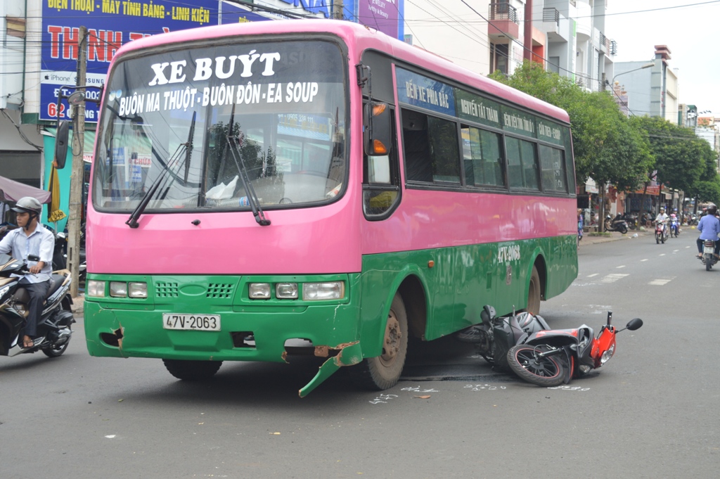 Xe buýt tông xe máy, một nữ sinh nhập viện