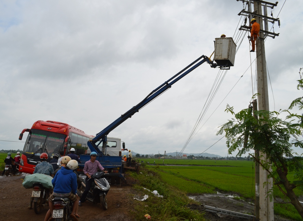 Gió lốc thổi gãy hàng loạt trụ điện trung áp