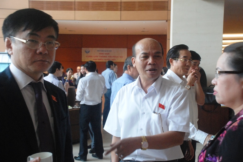Đại biểu Quốc hội Đỗ Văn Đương (giữa) trao đổi b&ecirc;n h&agrave;nh lang Quốc hội. Ảnh: Chiến Thắng