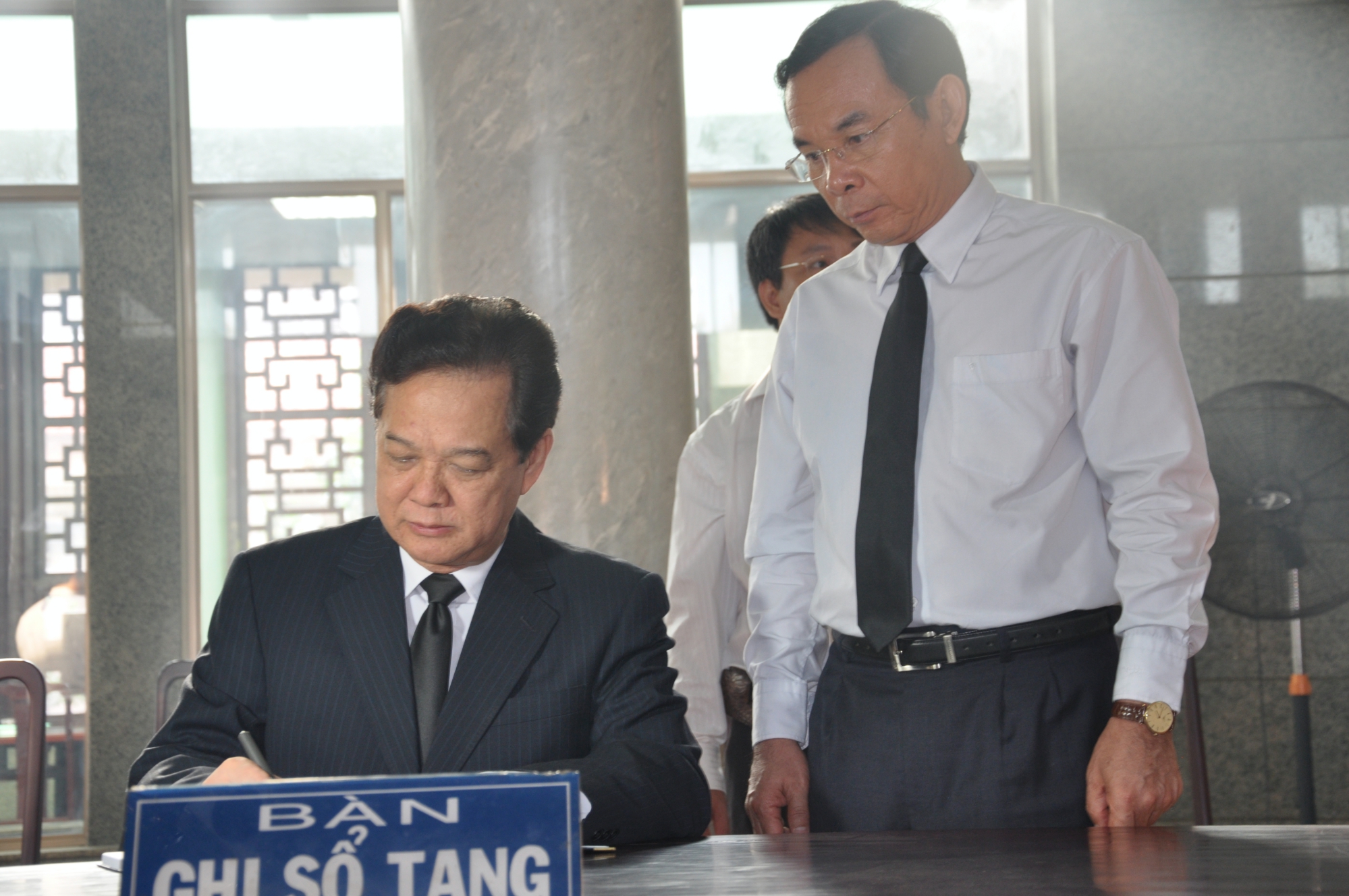 Thủ tướng Nguyễn Tấn Dũng ghi những d&ograve;ng x&uacute;c động trong sổ tang.