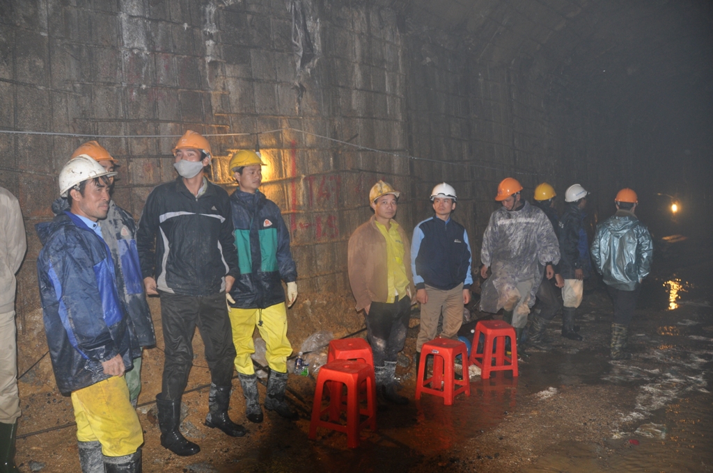 ... khiến việc cứu người c&agrave;ng th&ecirc;m kh&oacute; khăn