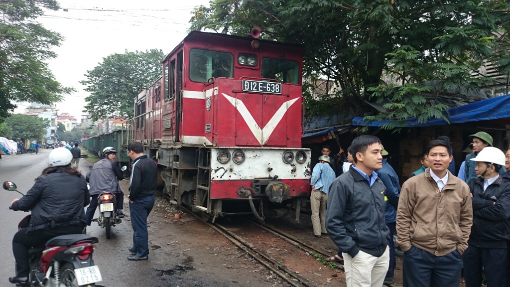 T&agrave;u hỏa sau khi t&ocirc;ng xe đầu k&eacute;o chở th&eacute;p cuộn tại cổng cảng Hải Ph&ograve;ng