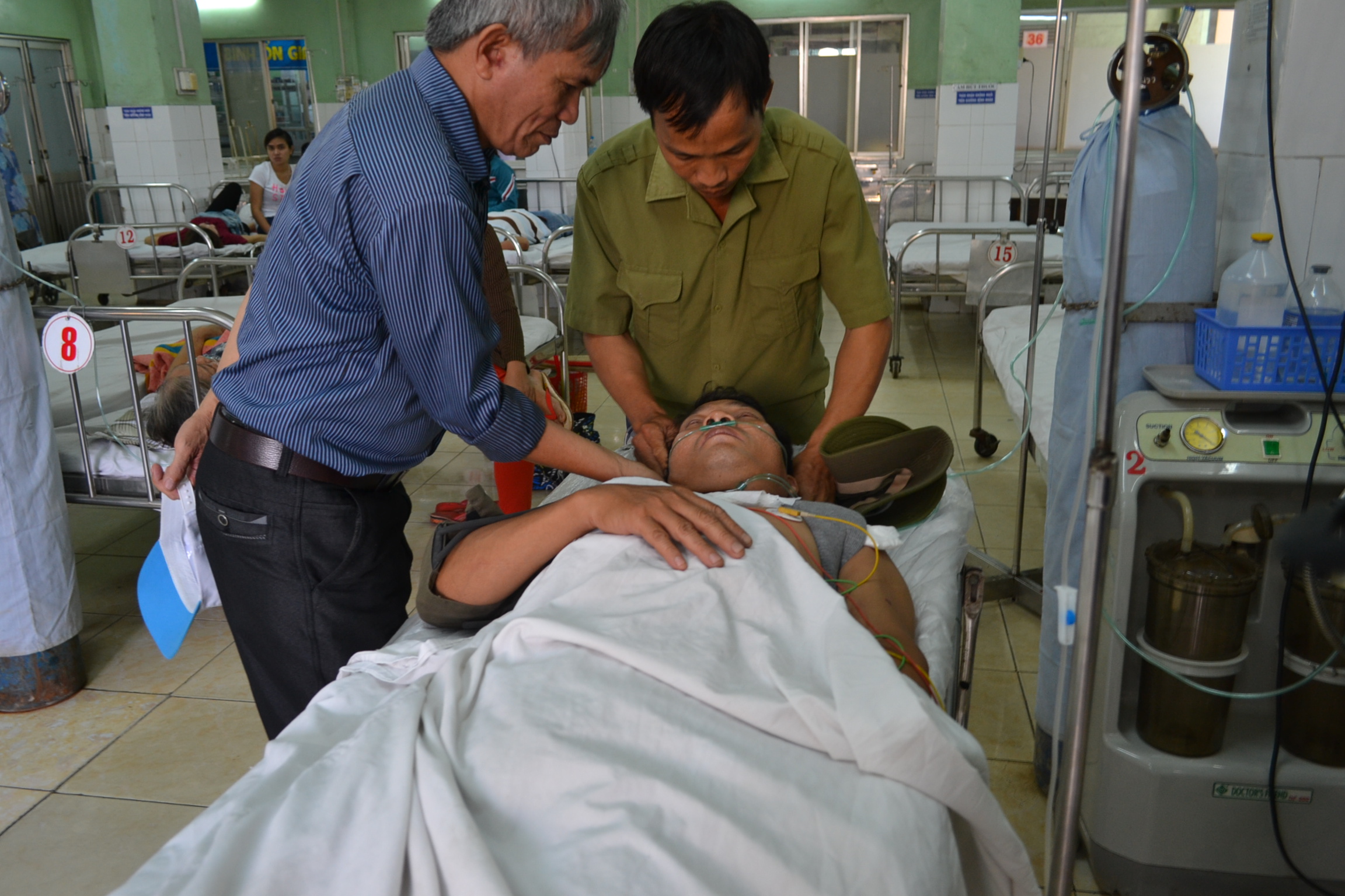 Ở trong nh&agrave;, &ocirc;ng B&ocirc;ng bị đ&aacute; rớt xuống, bắn v&agrave;o ngực, phải v&agrave;o cấp cứu