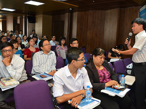 Một gi&aacute;o vi&ecirc;n ph&aacute;t biểu tại Hội thảo Hướng nghiệp do B&aacute;o Người Lao Động tổ chức ng&agrave;y 21-12 Ảnh: TẤN THẠNH