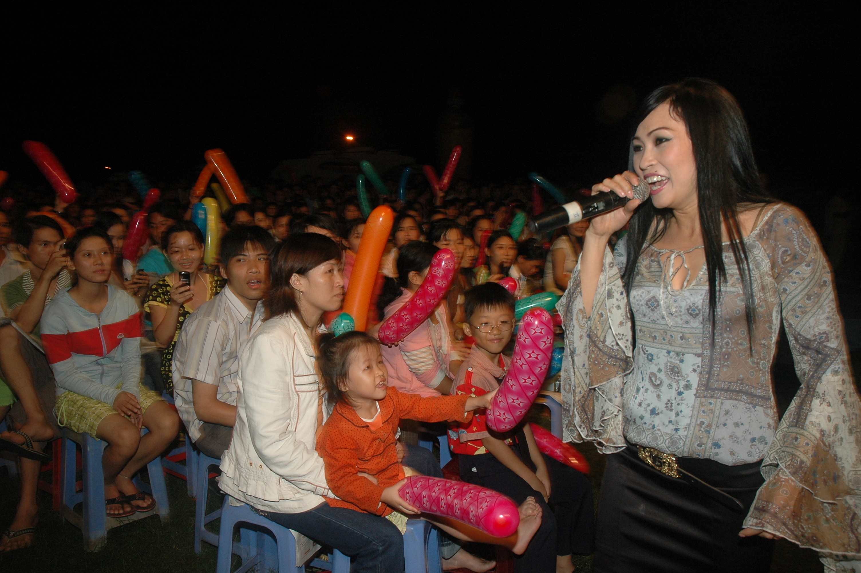 Phương Thanh lu&ocirc;n hết l&ograve;ng với người h&acirc;m mộ