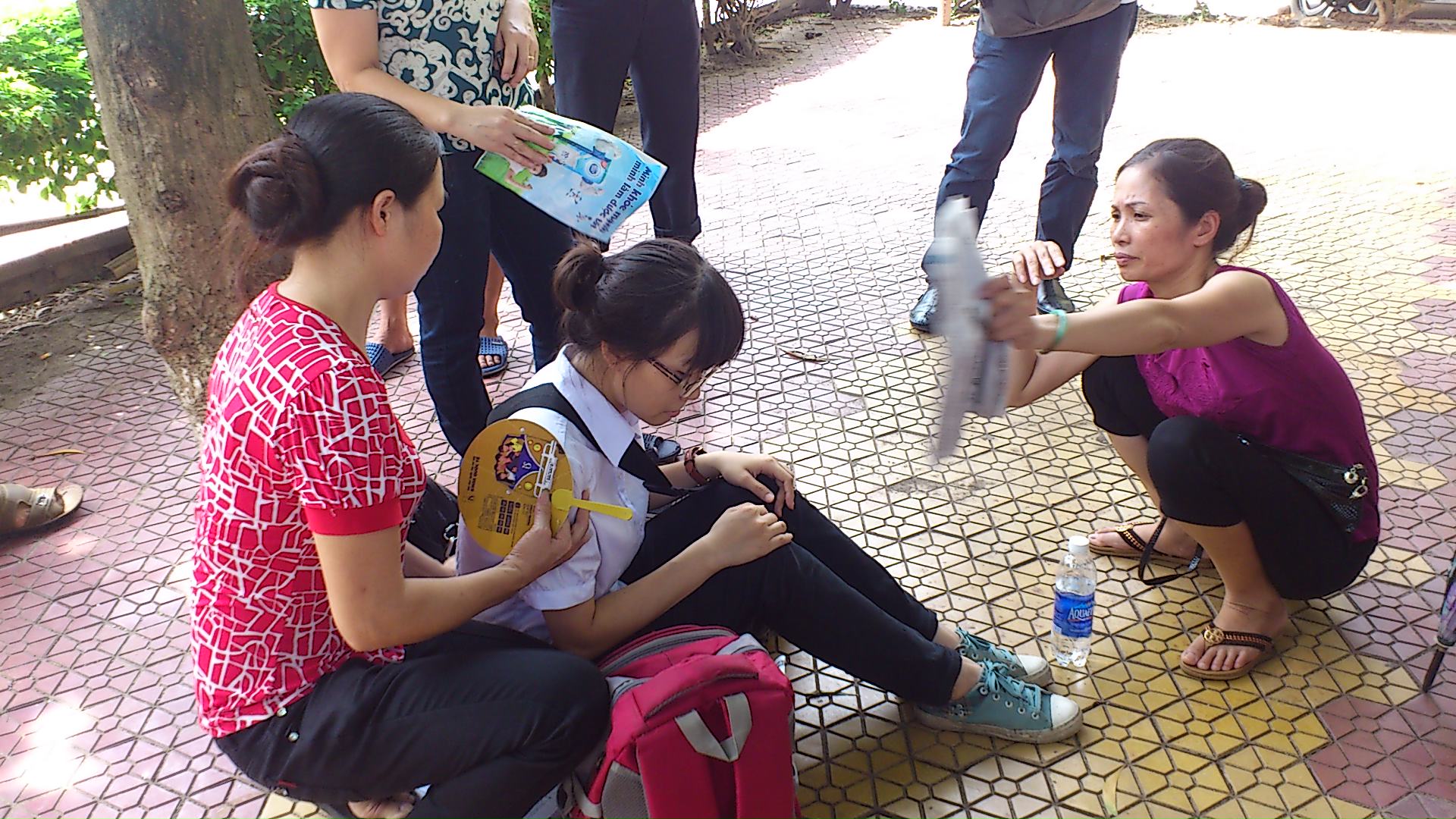 Thí sinh bị đau bụng phải ra ngoài. Ảnh: Lan Anh