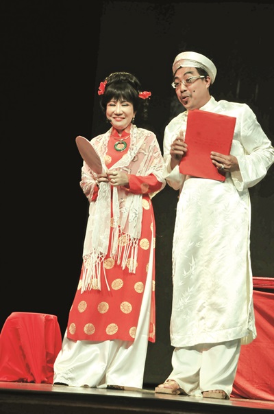 NSƯT Thanh Kim Huệ (Thị Hến) và phóng viên Thanh Hiệp (vai thầy Đề) trong vở Ngao sò ốc hến tại Phá. Ảnh: LÊ HỒNG PHƯỚC