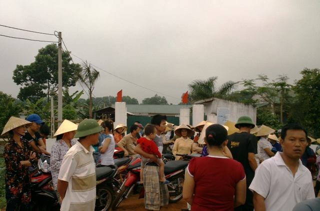 Người d&acirc;n bức x&uacute;c y&ecirc;u cầu trại nu&ocirc;i heo di dời đi nơi kh&aacute;c