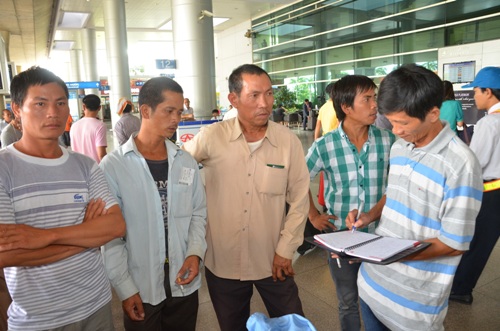 Người lao động thuật lại hành trình khổ ải rời Libya về việt nam cho phóng viên Báo Người Lao động. Ảnh: TẤN THẠNH