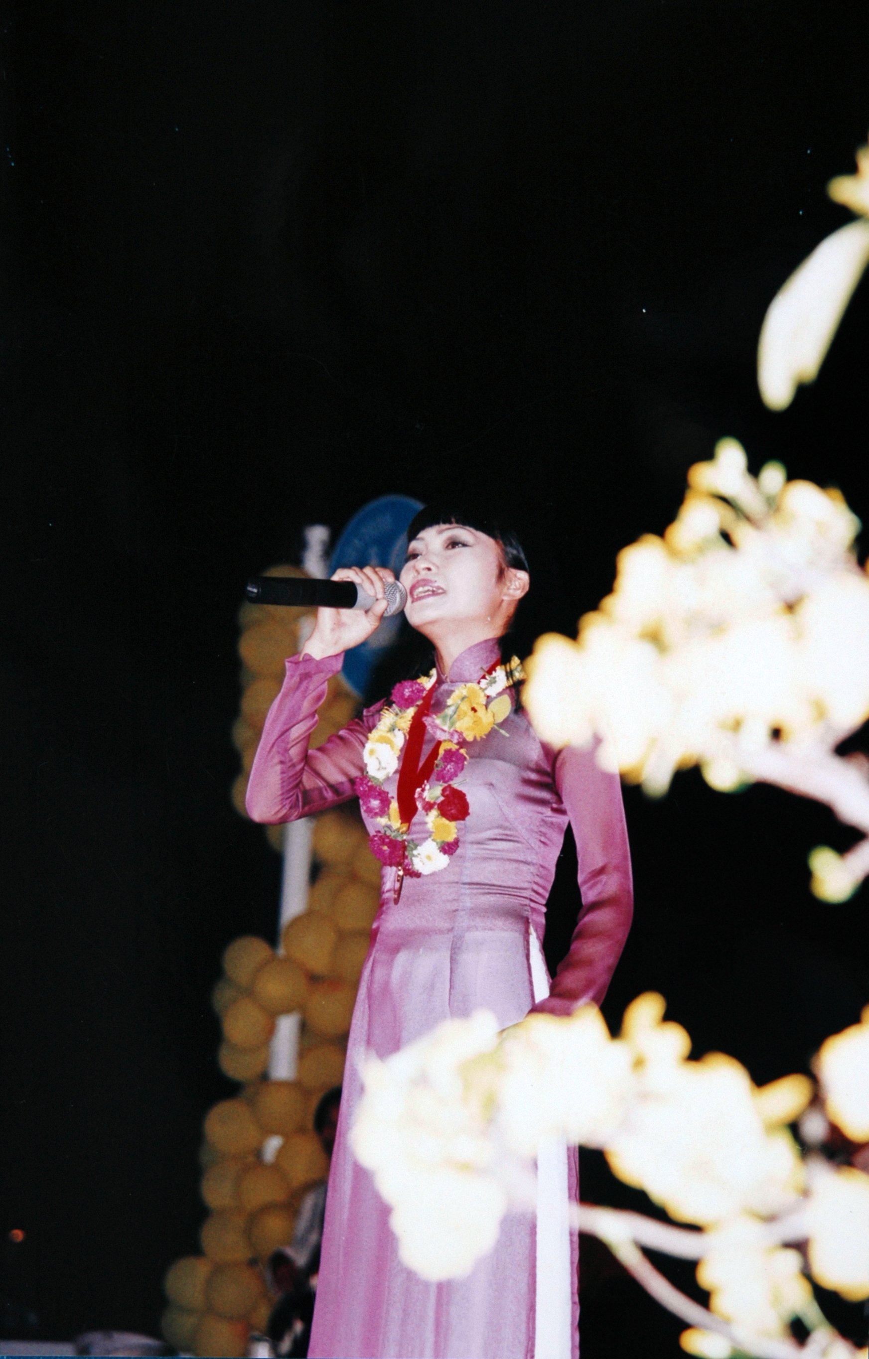 Phương Thanh biểu diễn sau khi nhận giải Mai V&agrave;ng 1999