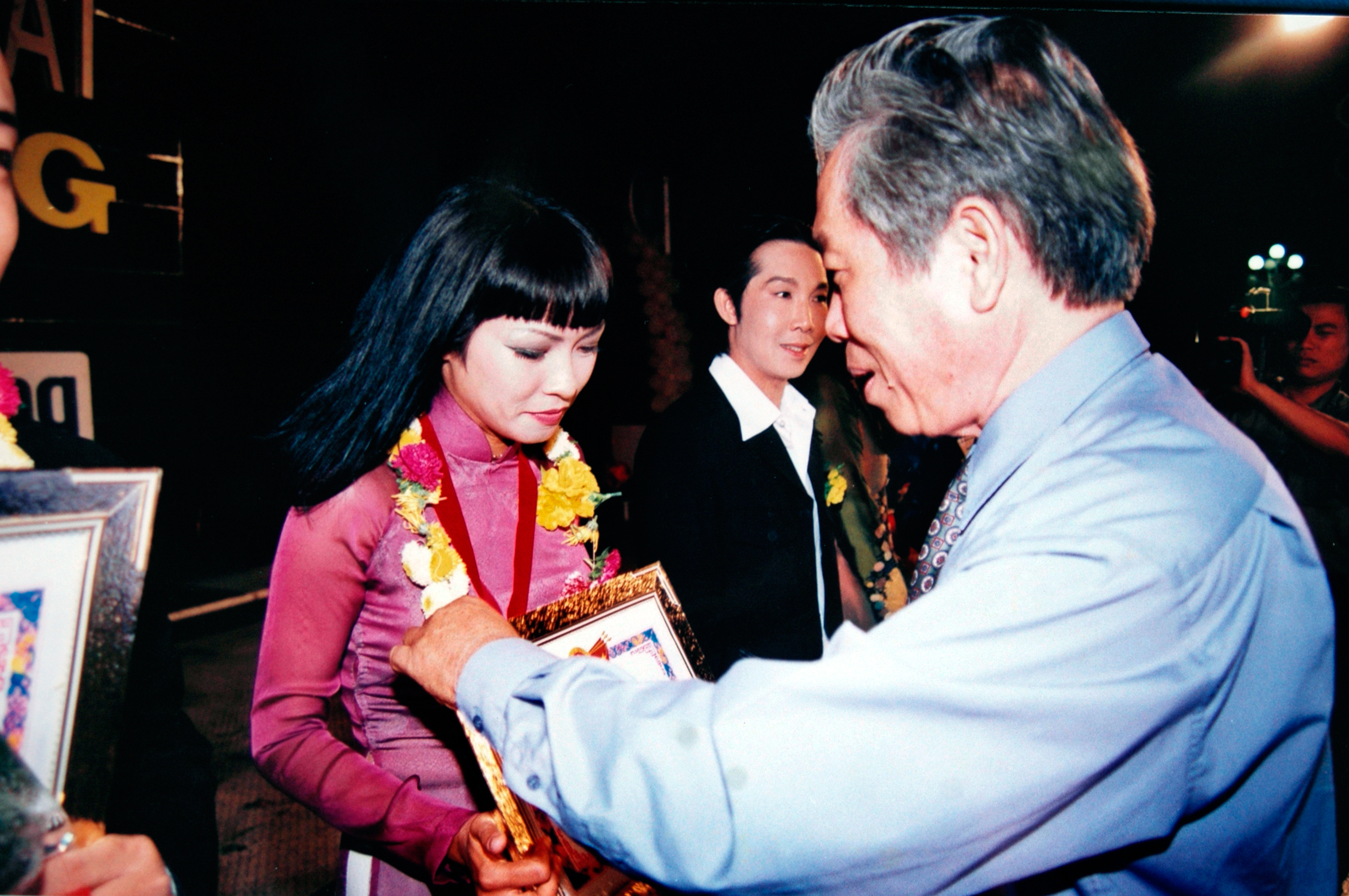 Phương Thanh nhận Giải Mai V&agrave;ng năm 1999