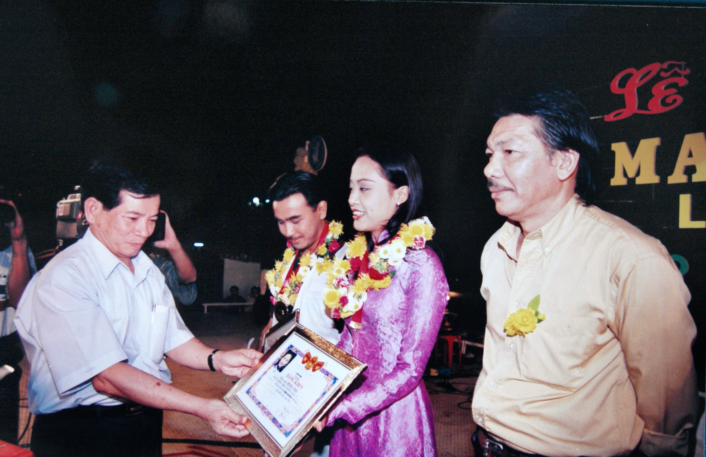 Quyền Linh đứng cạnh Hồng &Aacute;nh