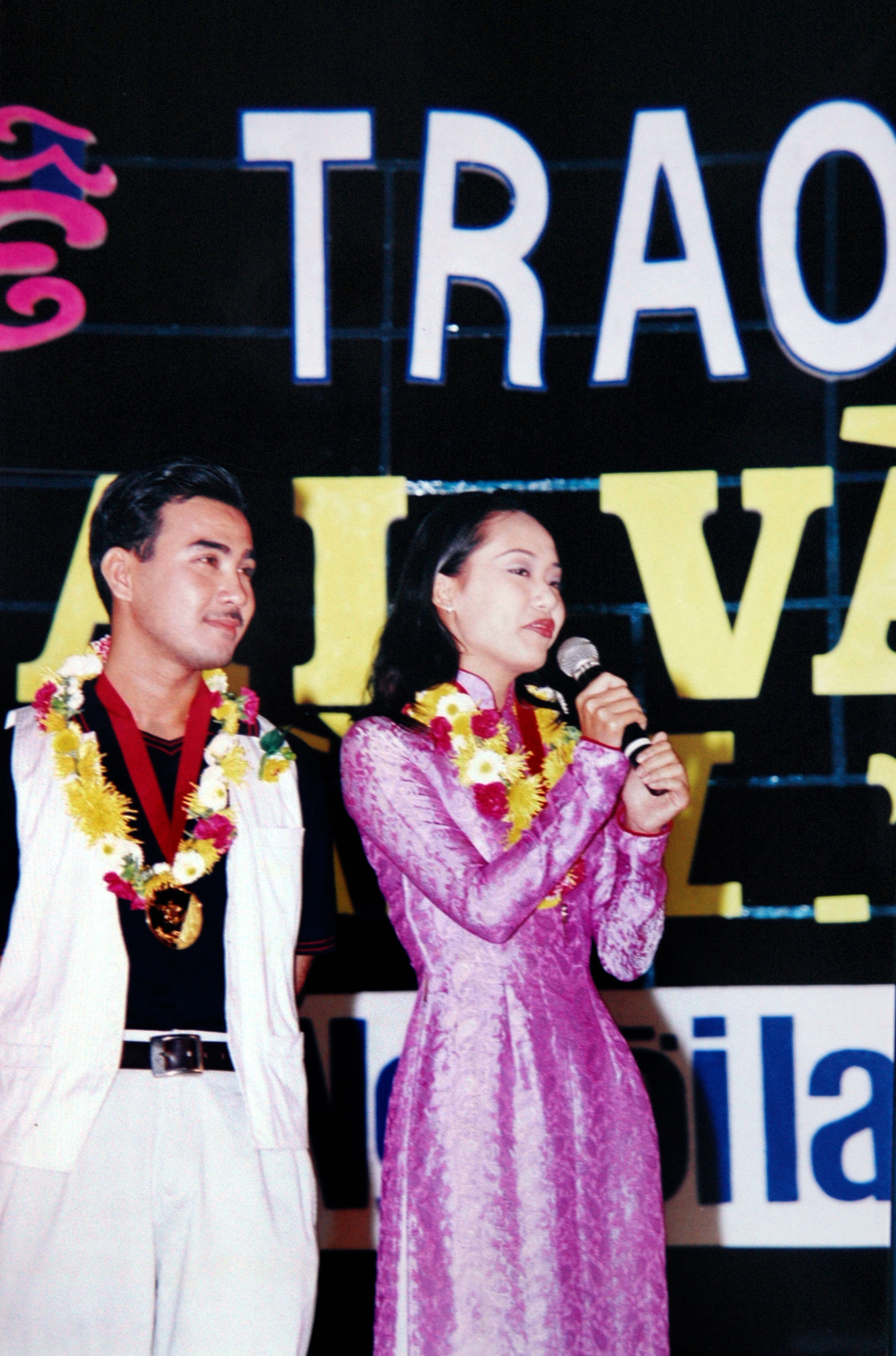 Quyền Linh tr&ecirc;n s&acirc;n khấu Lễ trao Giải Mai V&agrave;ng 1999 với hạng mục Nam diễn vi&ecirc;n được y&ecirc;u th&iacute;ch nhất