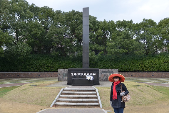 Chiếc quan t&agrave;i đen tại C&ocirc;ng vi&ecirc;n H&ograve;a b&igrave;nh Nagasaki&nbsp;
