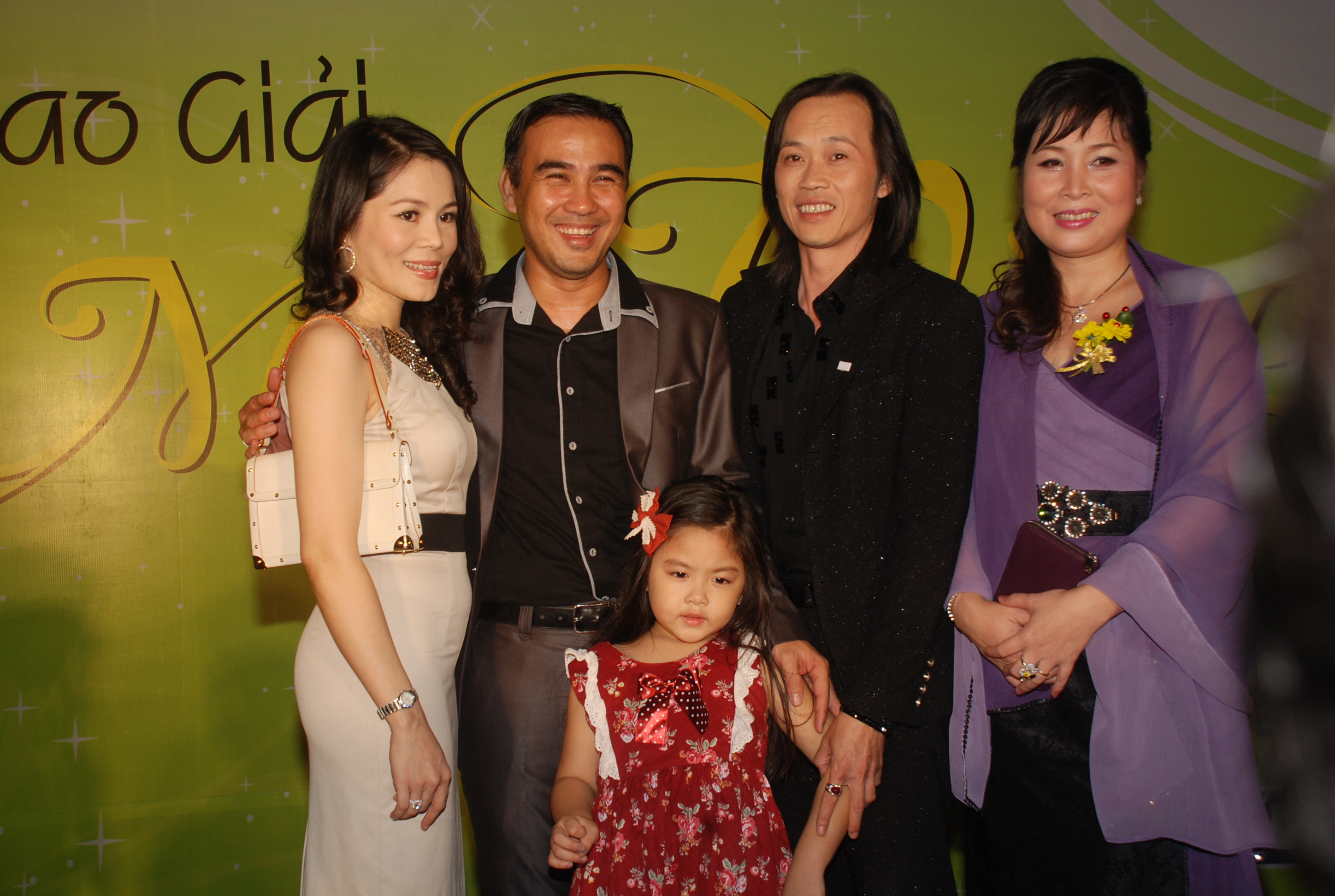 Quyền Linh chụp c&ugrave;ng đồng nghiệp v&agrave; vợ con tại Mai V&agrave;ng 2008