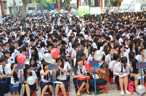 Các chỗ ngồi trên sân trường được lấp kín bởi các thí sinh