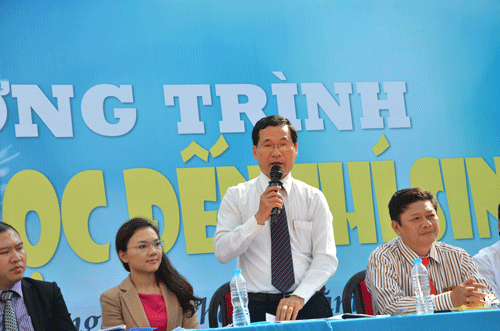 Nhiều thí sinh thắc mắc với ThS Phạm Thế Vinh, Trưởng Phòng Khảo thí và Quản lý chất lượng Trường ĐH Tài chính Marketing (đứng) và TS Phan Ngọc Minh, Trưởng Phòng Đào tạo Trường ĐH Ngân hàng TP HCM (bìa phải)