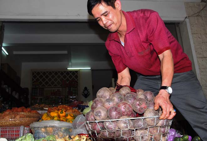 Củ dền tại chợ Đ&agrave; Lạt được b&aacute;n với gi&aacute; 25.000 đồng/kg