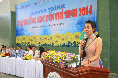 MC Dạ Thy giới thiệu chương tr&igrave;nh Đưa trường học đến th&iacute; sinh 2014