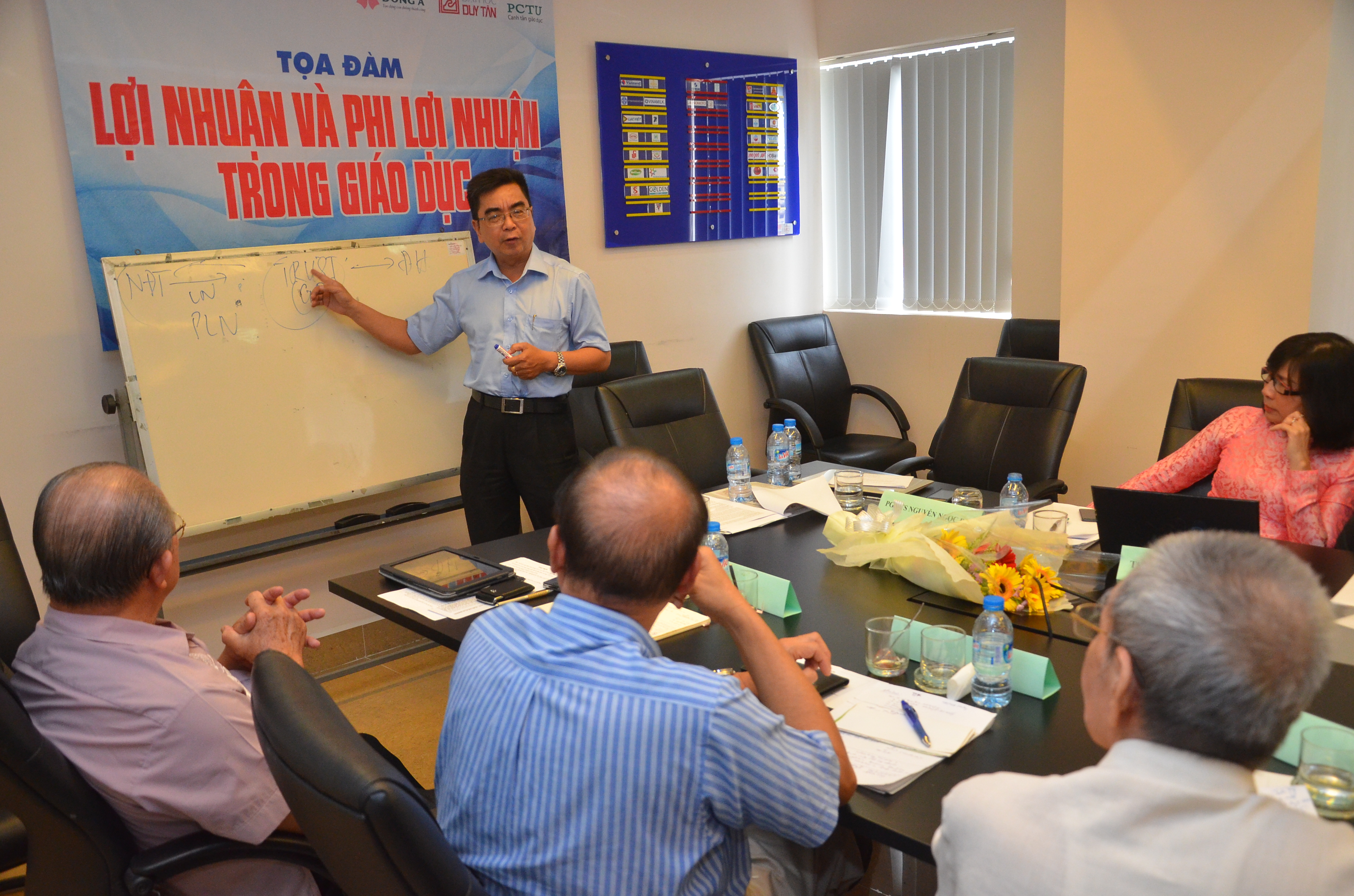 PGS-TS Nguyễn Ngọc Điện n&oacute;i về mối li&ecirc;n quan giữa nh&agrave; đầu tư v&agrave; ban gi&aacute;m hiệu ở nước ngo&agrave;i