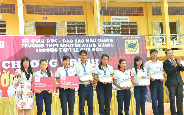 Học sinh vượt khó học giỏi nhận học bổng của chương trình
