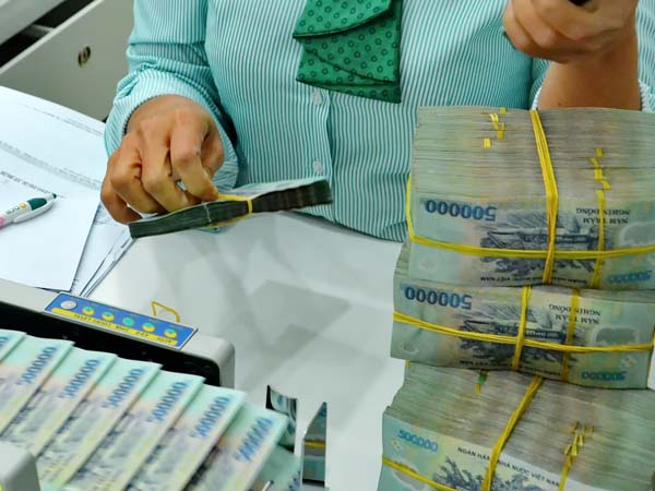 Nhiều người vẫn chọn ng&acirc;n h&agrave;ng l&agrave;m nơi giữ tiền d&ugrave; l&atilde;i suất ng&agrave;y c&agrave;ng teo t&oacute;p. Ảnh: Tấn Thạnh
