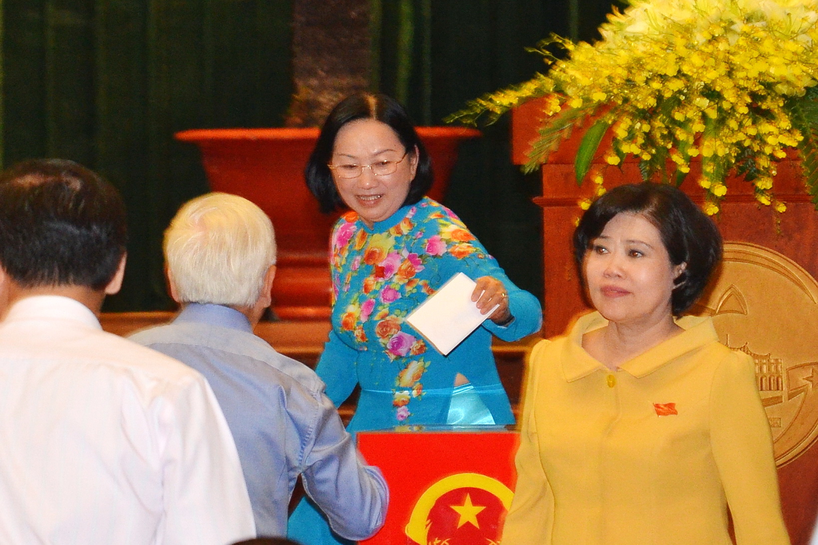 C&aacute;c đại biểu bỏ phiếu t&iacute;n nhiệm trong kỳ họp HĐND TP HCM v&agrave;o th&aacute;ng 7-2014