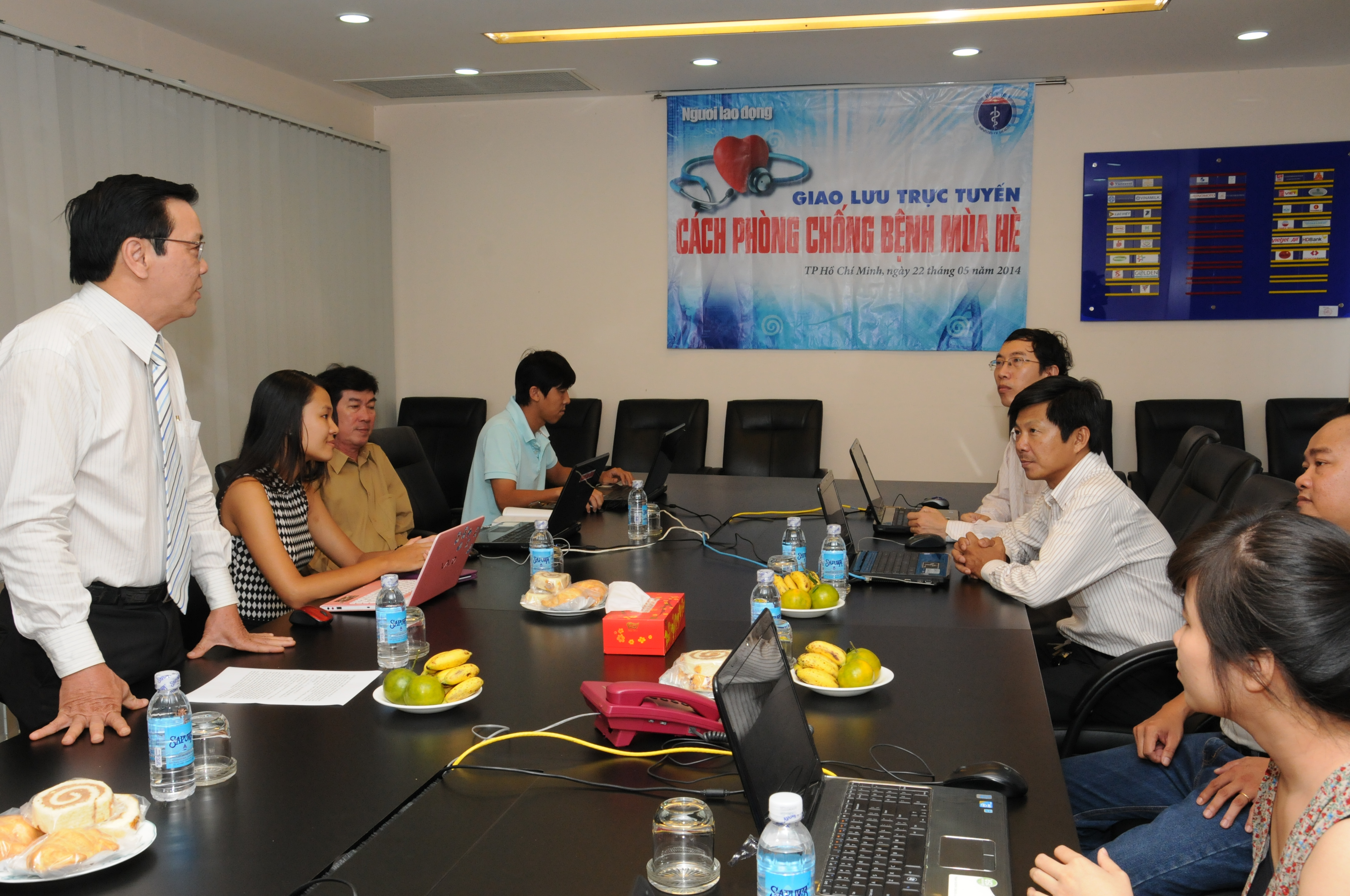 &Ocirc;ng Nguyễn Văn T&iacute;n - Ph&oacute; Tổng Thư k&yacute; B&aacute;o Người Lao Động - cảm ơn c&aacute;c b&aacute;c sĩ tham gia chương tr&igrave;nh