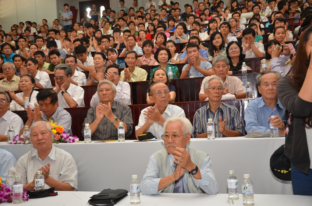 Bài Hào khí biển Đông vang lên càng làm cho không khí buổi mít tinh sôi sục