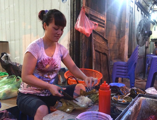 Trung b&igrave;nh mỗi chiều chị Nh&atilde; b&aacute;n hết 500 - 600 b&aacute;nh gi&ograve;, thu về &iacute;t nhất 7 triệu đồng/ng&agrave;y. Ảnh: Diệp Sa