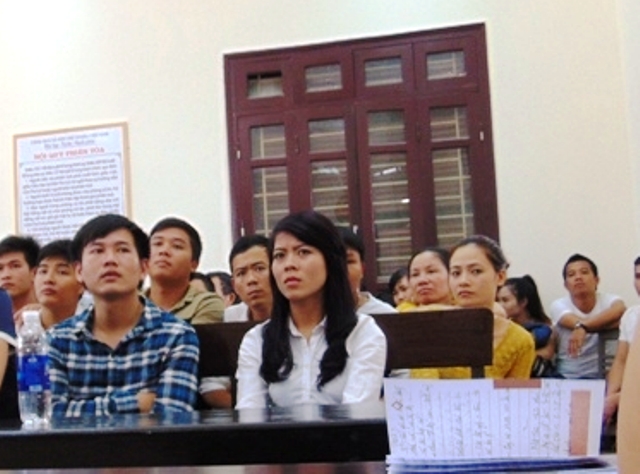 Nhưng suốt phi&ecirc;n t&ograve;a, mọi &aacute;nh nh&igrave;n lại đổ dồn về Nguyễn Thị Dung - người l&agrave; nguy&ecirc;n nh&acirc;n dẫn đến kết cục chồng cũ gần như t&agrave;n phế, người t&igrave;nh v&agrave;o t&ugrave;, bạn chồng chết, 2 đứa con bơ vơ