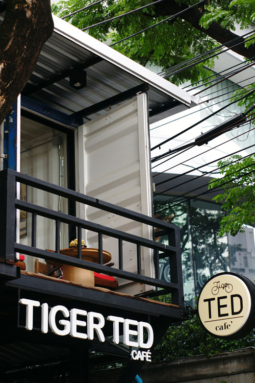 Quán được xây dựng từ hai thùng container xếp chồng lên nhau.