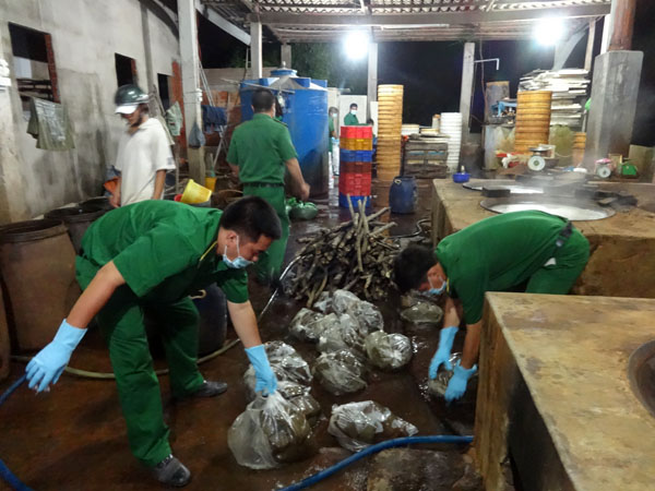 Đo&agrave;n li&ecirc;n ng&agrave;nh mang huyết bẩn đi ti&ecirc;u hủy